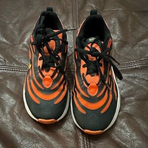 Nike Kids Black and Orange Nike Air Max Exosense  Sneakers - size 3Y
